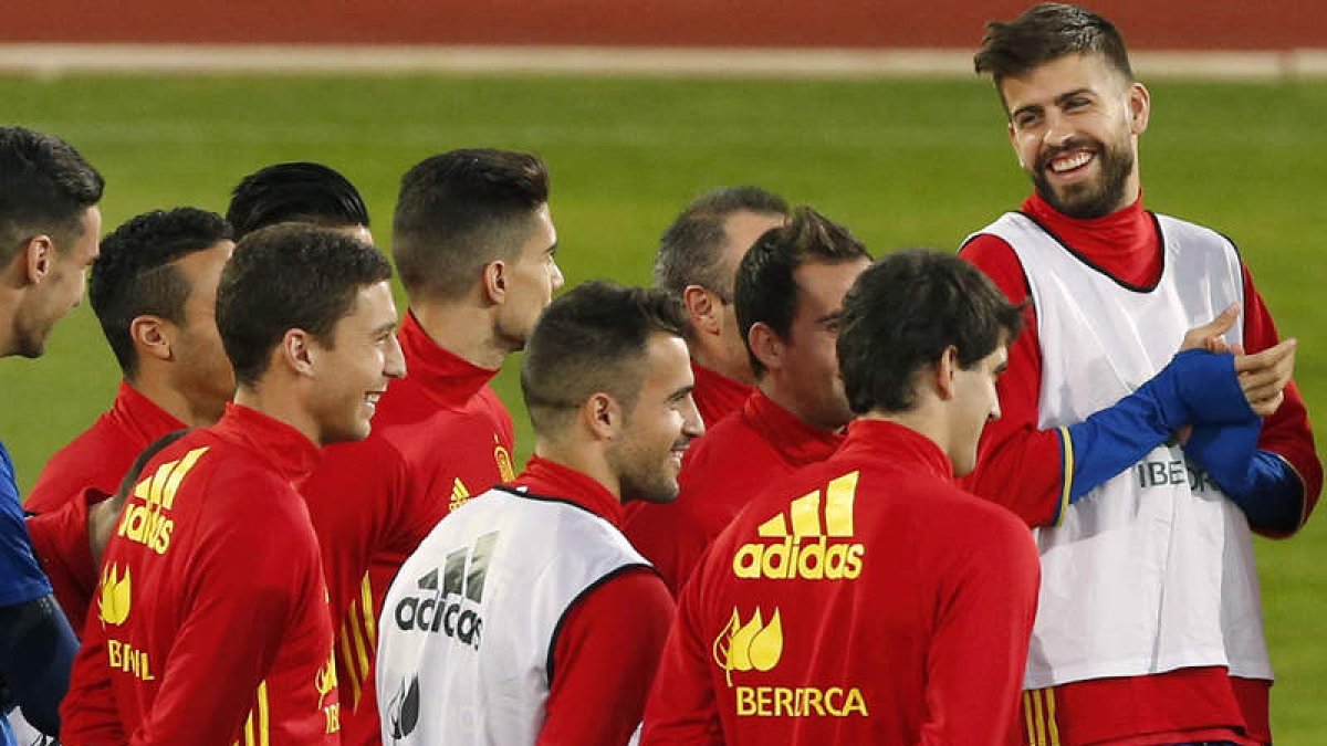 Piqué, a la derecha, en el entrenamiento que España realizó en Las Rozas