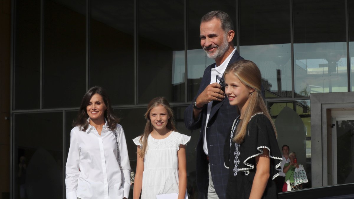 Los reyes y sus hijas visitan a don Juan Carlos en el hospital