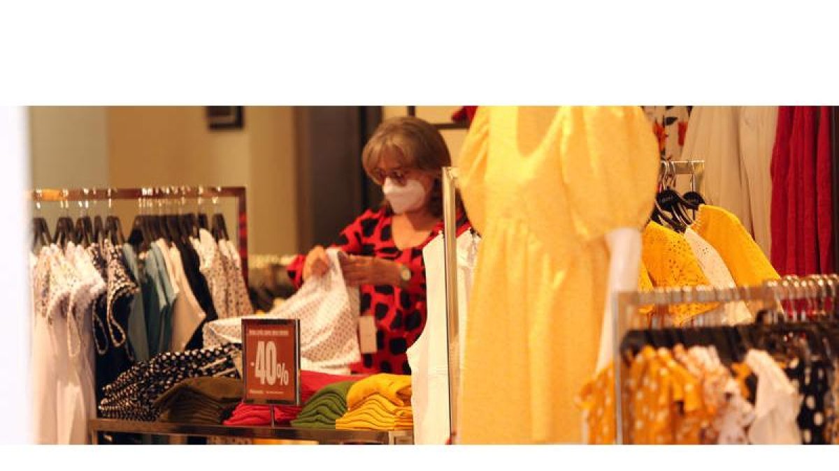 Las rebajas de mañana viernes y el sábado en el comercio local de Ponferrada pueden llegar al 50% y hasta el 60%. ANA F. BARREDO