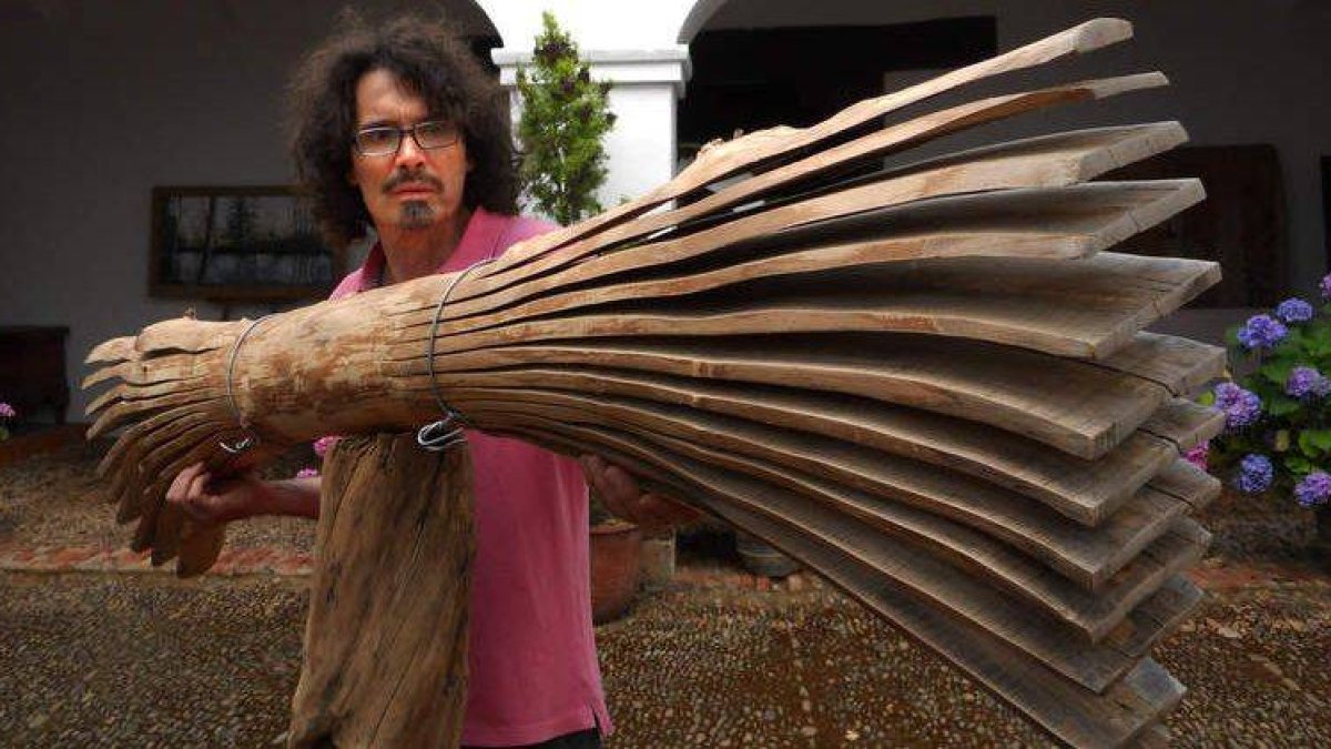 El pintor y escultor leonés José Antonio Santocildes muestra parte de su obra en la Posada del Marqués.