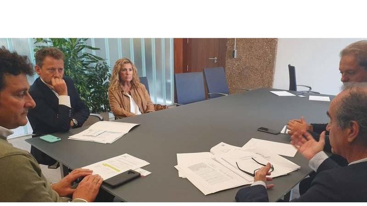 El concejal de Urbanismo, el presidente de Aleop, el alcalde Manuel García, Suárez y Feli Cueto. DL