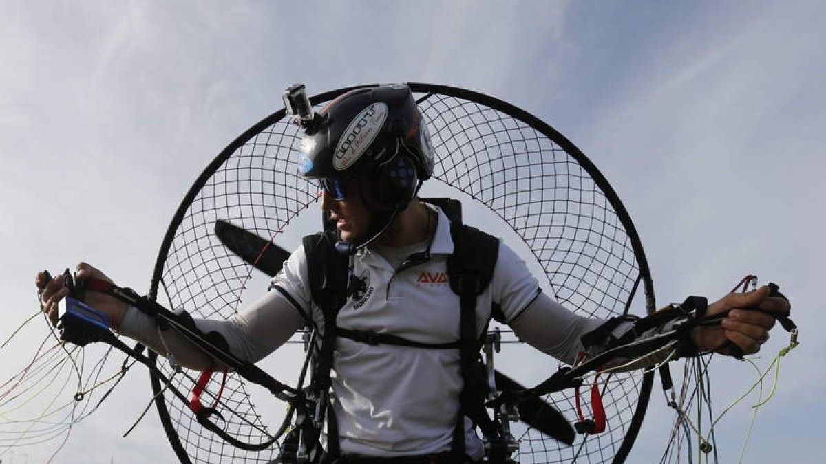 Moncho, durante una exhibición de vuelo en el instituto de San Andrés.