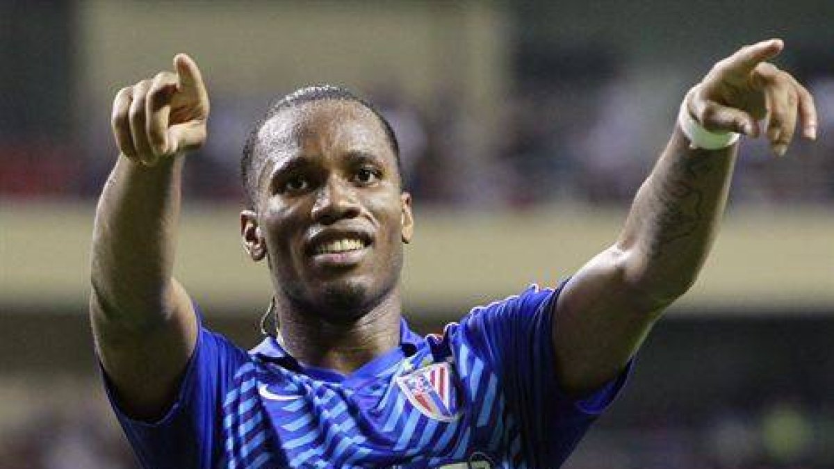 Drogba con la camiseta del Shanghái Shenhua de China