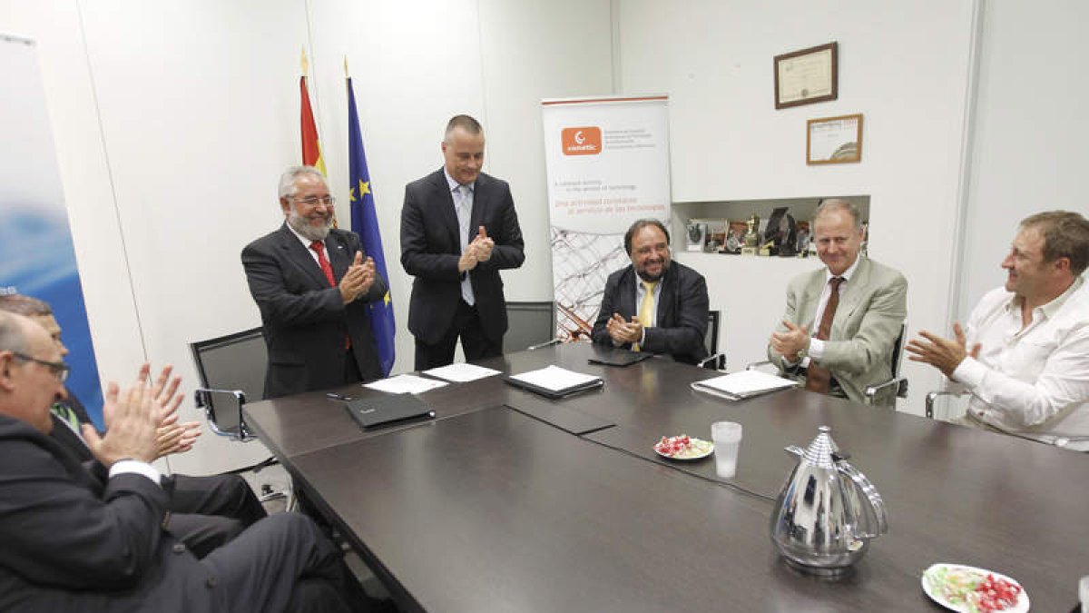 Los intervinientes sellan la firma con un aplauso.