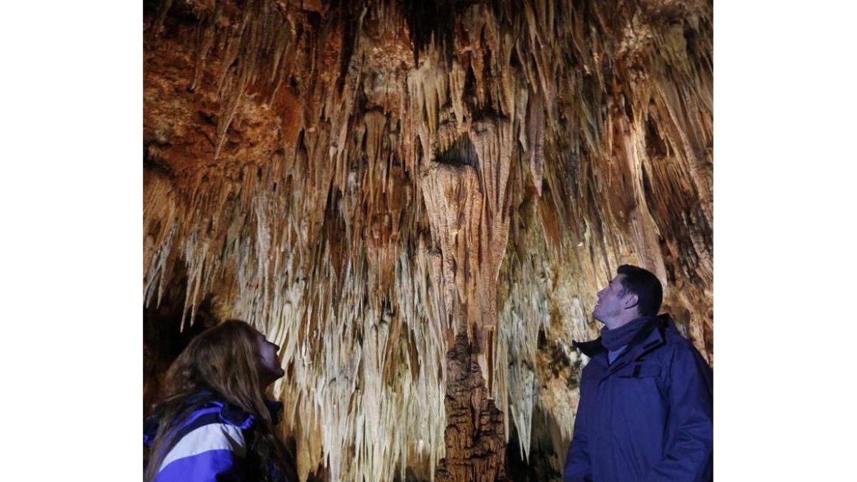 Dos visitantes contemplan la belleza de las formaciones geológicas de la Cueva. JESÚS F. SALVADORES