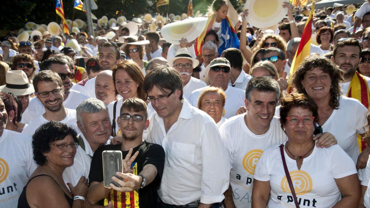 El presidente catalán participa en la manifestación convocada por los independentistas. R.T.