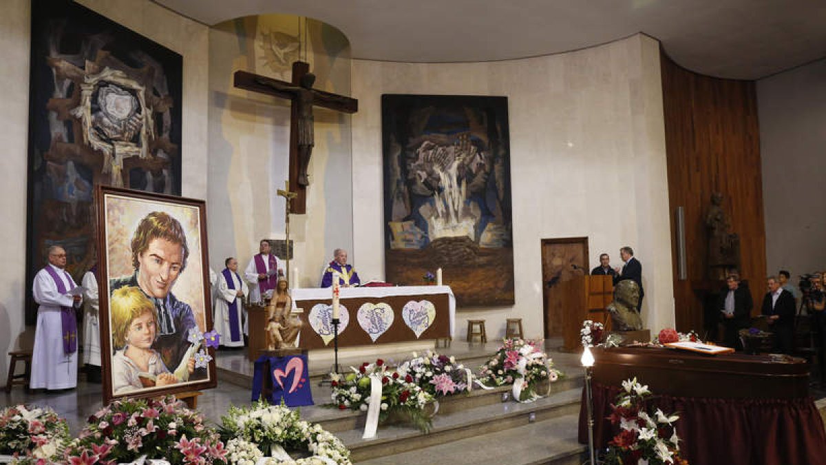 Funeral del hermano Tomás, celebrado ayer en la capilla del colegio Marista San José, donde pasó más de sesenta años. FERNANDO OTERO PERANDONES