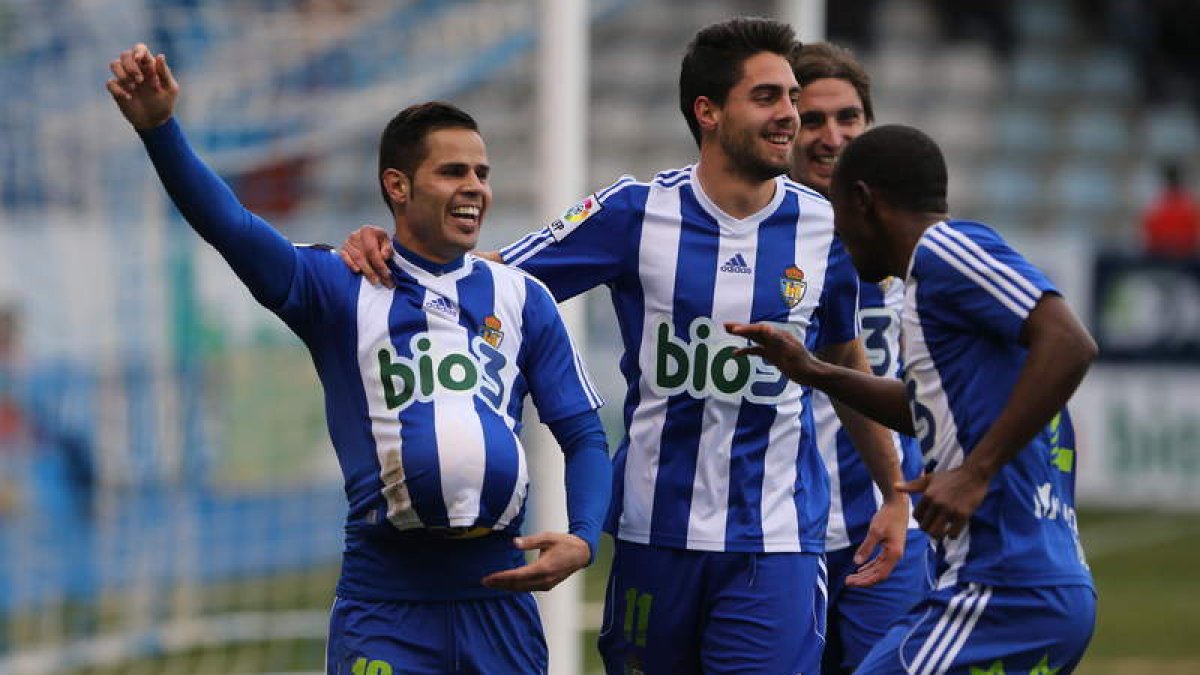 Acorán, autor del segundo gol de la Deportiva frente al Sabadell, celebra su consecución con el balón debajo de la camiseta. Además del tanto también fue protagonista con sus asistencias de los otros dos