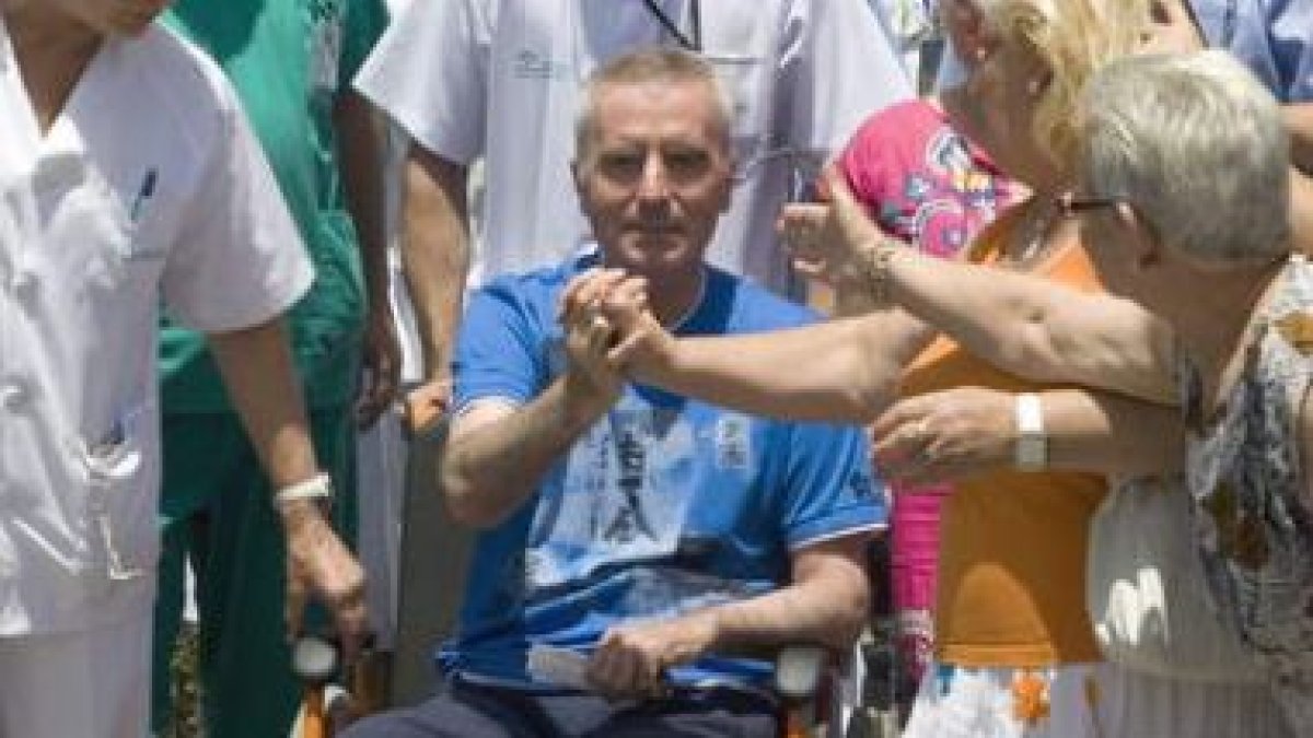El diestro Ortega Cano abandona el hospital Virgen de Macarena de Sevilla visiblemente emocionado.