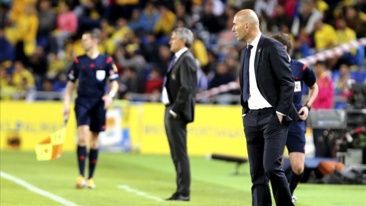 Zinedine Zidane, con Quique Setién al fondo, durante el partido Las Palmas-Real Madrid.