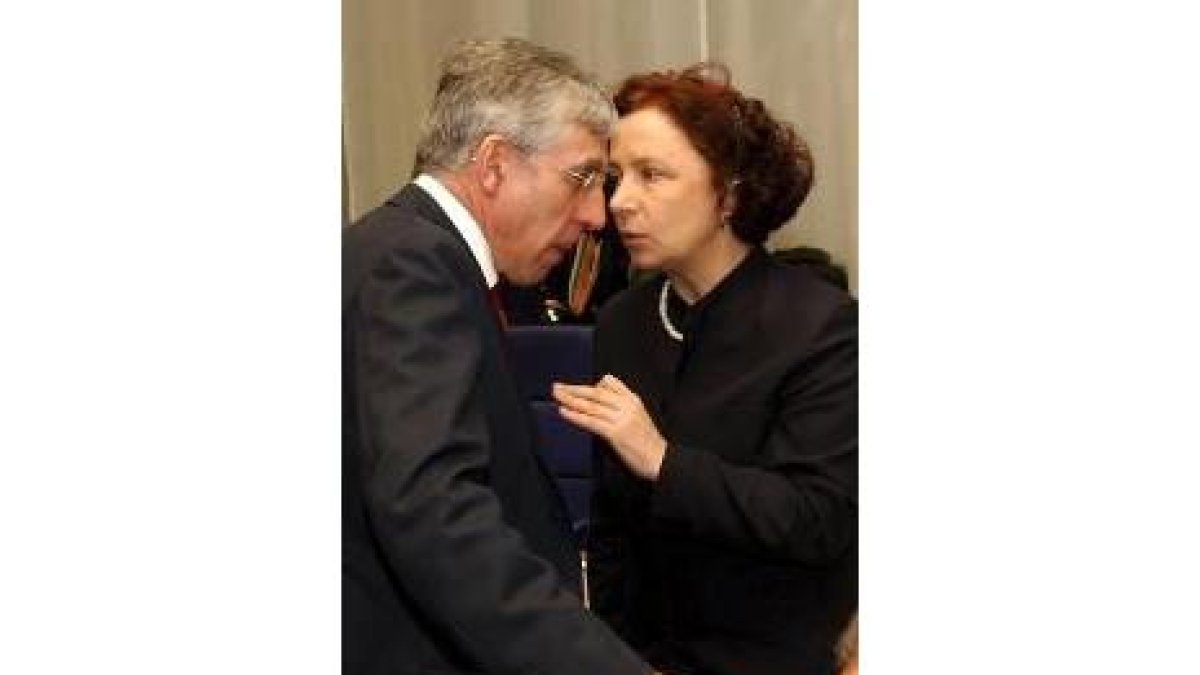 Ana Palacio habla con Jack Straw durante la cumbre de Exteriores de la UE