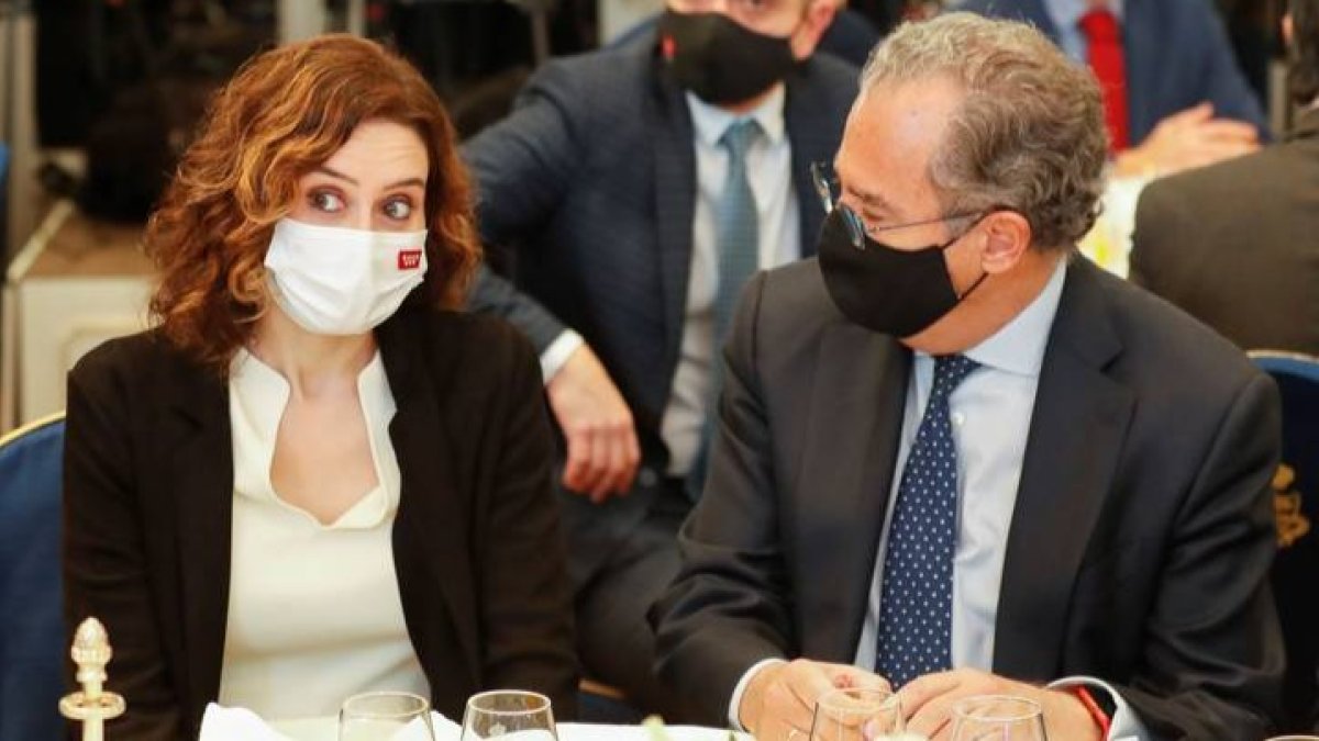 La presidenta de la Comunidad de Madrid. Isabel Díaz Ayuso, y el consejero de Educación, Universidades, Ciencia y Portavoz del Gobierno de la Comunidad de Madrid, Enrique Ossorio, participan en un desayuno de la Tribuna Fórum Europa, este martes en Madrid. JAVIER LIZÓN