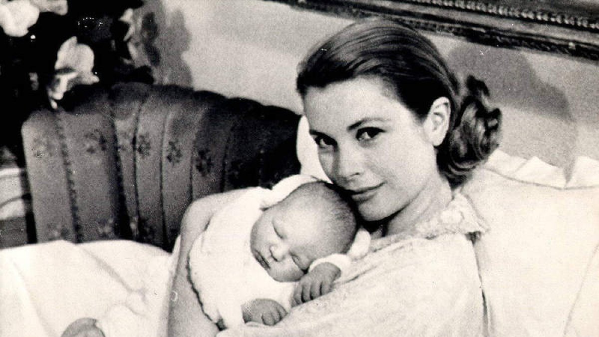 Arriba, Grace Kelly con el principe Alberto en sus brazos, debajo Grace y Rainiero con sus tres hijos, a la derecha Grace Kelly acompañando a Carolina y Alberto al colegio y a la izquierda, Kelly y Rainiero en un acto en Nueva York.