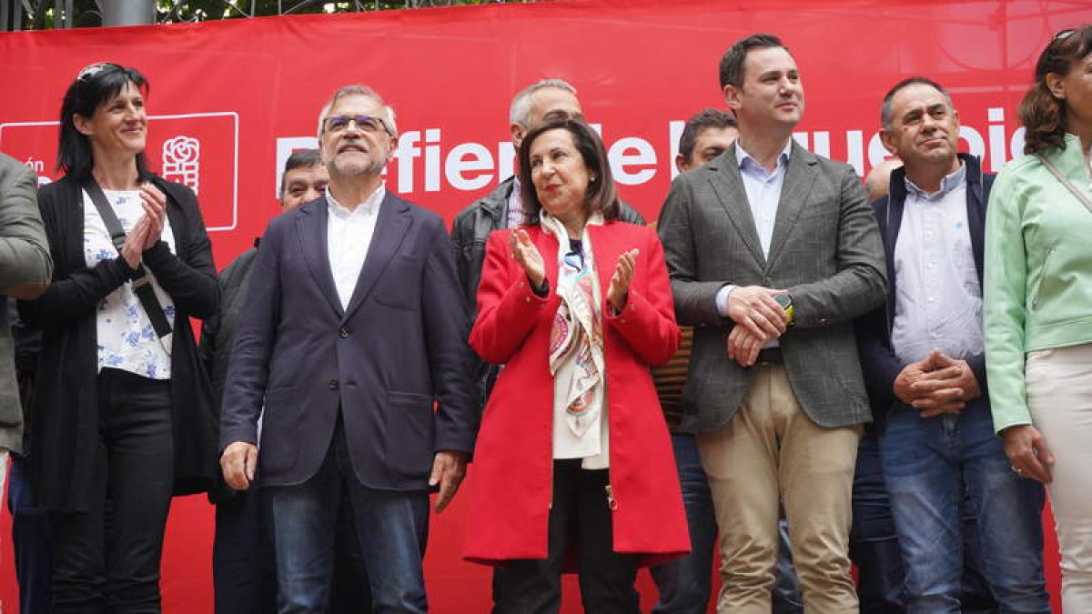 La ministra, entre el candidato de La Bañeza y el secretario provincial del PSOE. J. NOTARIO