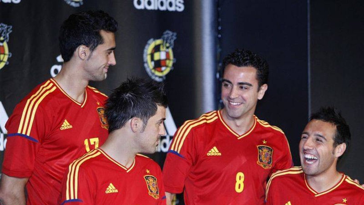 Los jugadores de la seleccion española de futbol, de izda a dcha, Alvaro Arbeloa, David Villa, Xavi Hernandez y Santiago Cazorla, durante la presentación de la nueva equipación de la selección.
