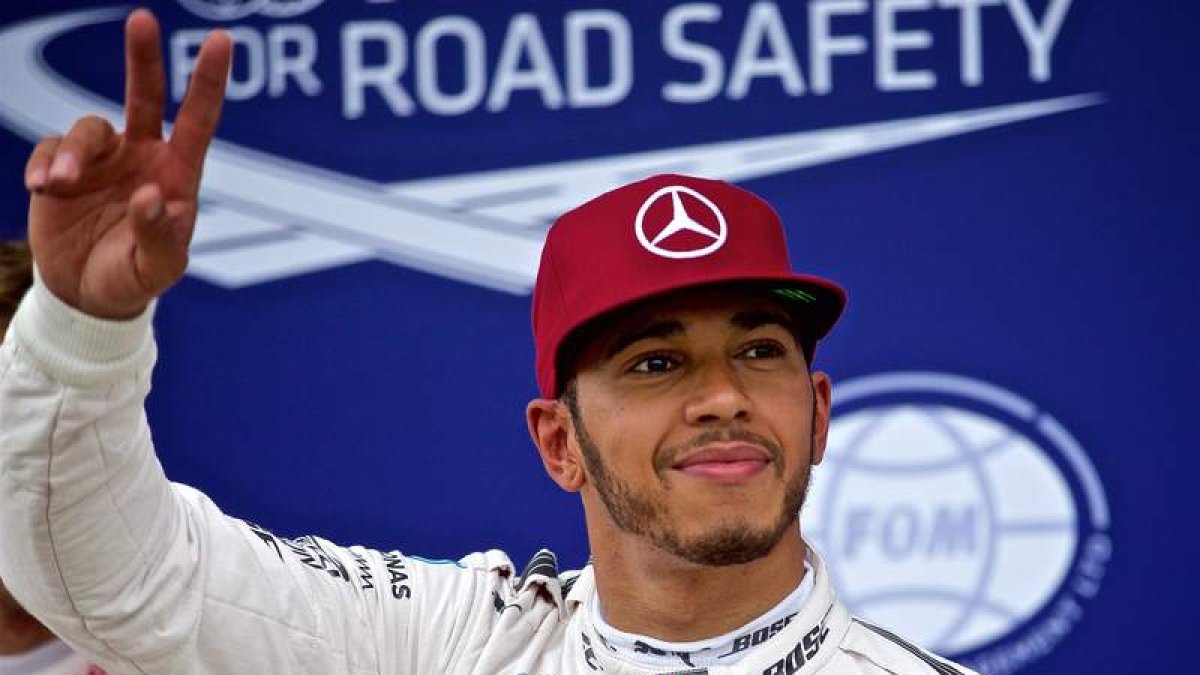 Hamilton hace el signo de la victoria tras vencer en el GP de Canadá. ANDRE PICHETTE