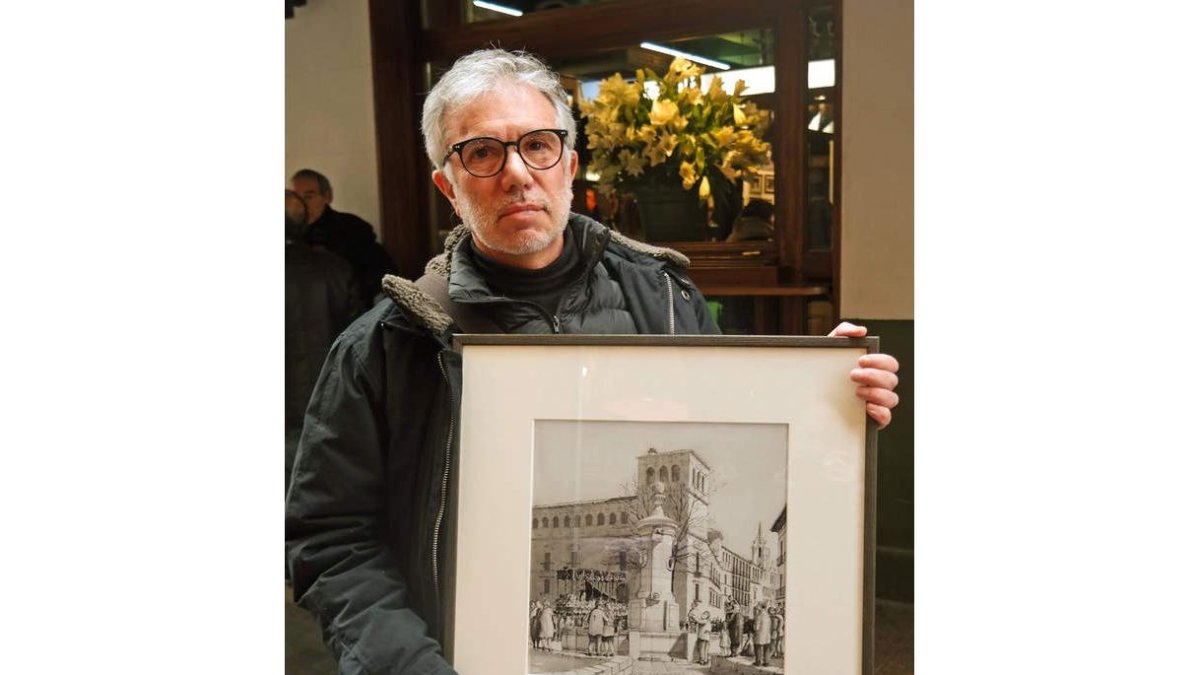 El artista y arquitecto Rodríguez Pallarés, y otra visión suya de la procesión atravesando la plaza Mayor. CUEVAS
