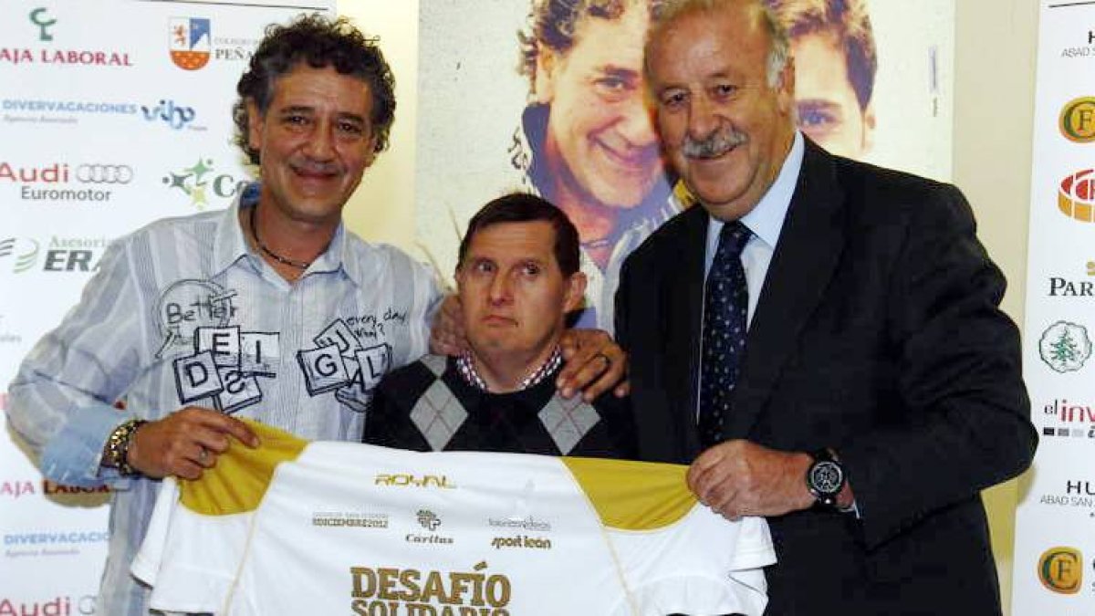 Vicente del Bosque, junto a Rafa Guerrero, sostiene la camiseta con su nombre.