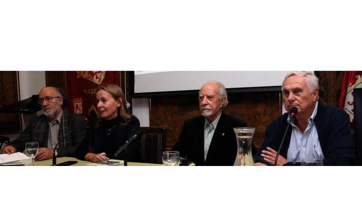 De izquierda a derecha, Rogelio Blanco, Belén Molleda, José María Merino y Tomás Álvarez. BENITO ORDÓÑEZ