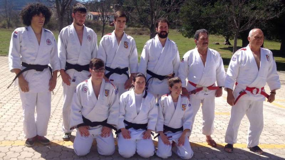 Los siete nuevos Danes leoneses posan con los examinadores Alberto Yáñez y José Antonio Terán.