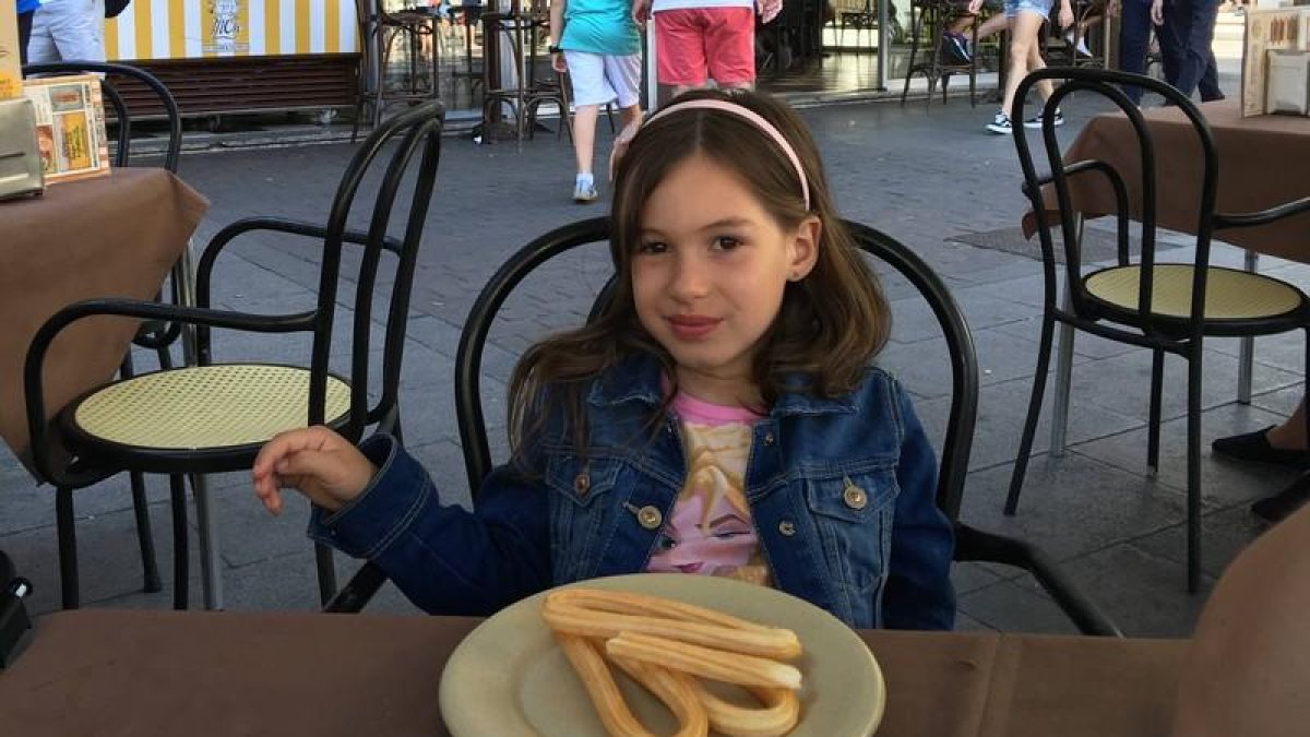 Henara, que tiene multialergia, aparece en la fotografía realizada por su madre disfrutando de unos churros sin alérgenos, que sí son aptos para la ella. DL