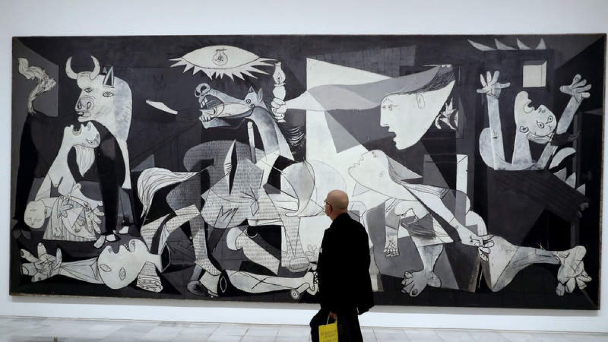 El ‘Guernica’ vuelve a ser icono del arte español en el Reina Sofía que reabre este sábado. CHEMA MOYA