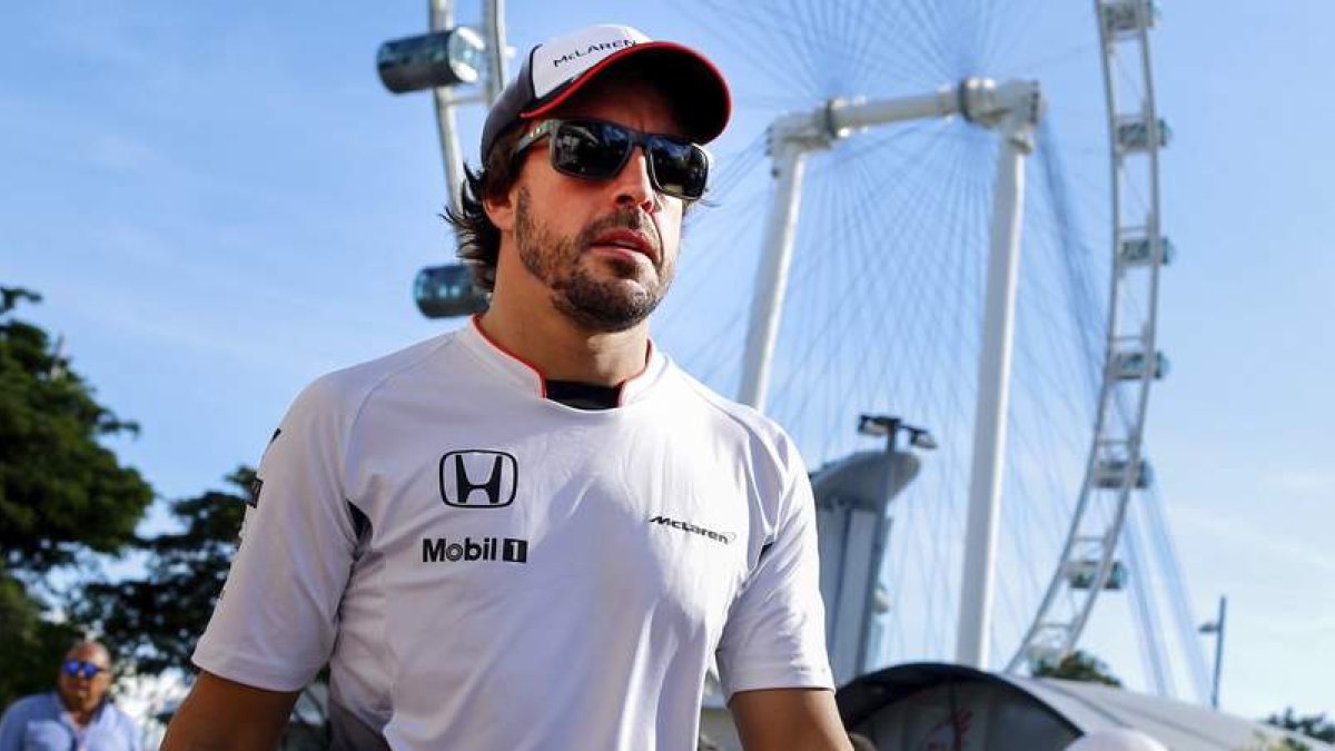 Alonso ayer en el paddock del GP de Singapur. AZUBEL