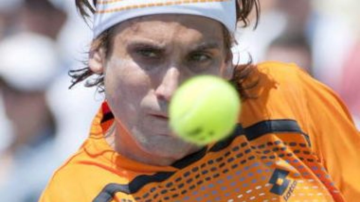 El alicantino David Ferrer devuelve la bola al indio Somdev Dewarman.