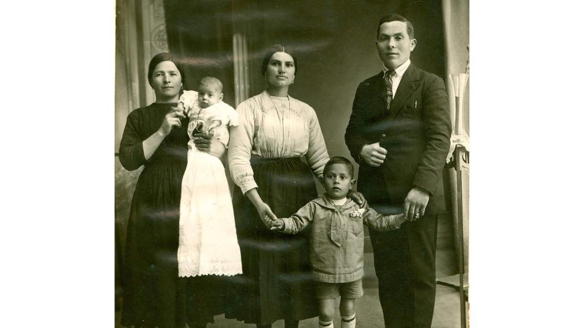 Familia de Zacos en 1928. El niño de 5 años es De Nora. DL