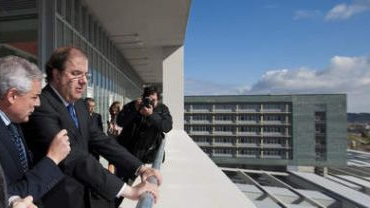 Juan Vicente Herrera ayer en la visista institucional al nuevo hospital de Burgos.