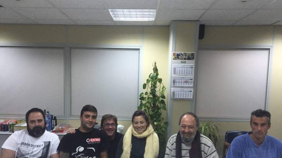 Giorgos Marinos y la traductora que le acompaña, con los mineros encerrados en la Vasco.