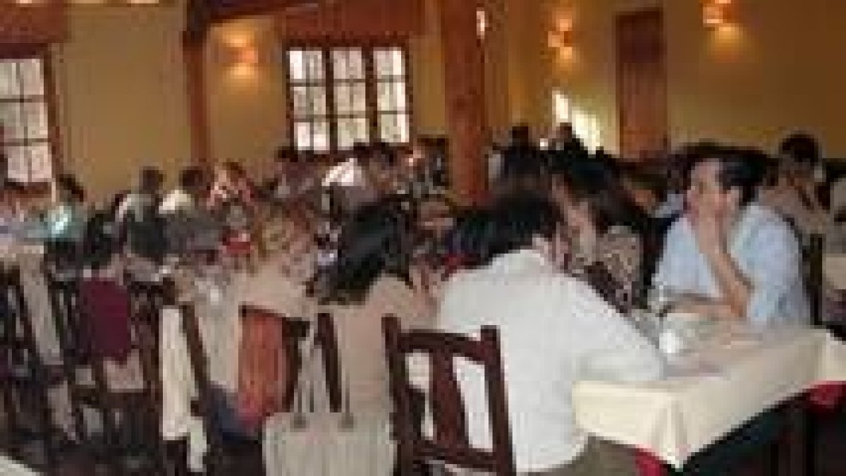 Un momento de las jornadas del cocido en un restaurante de La Pola