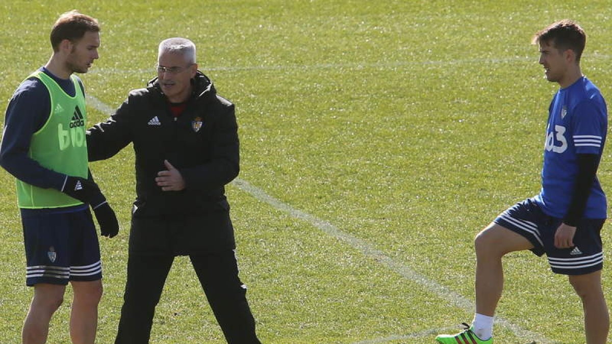 Fabri da instrucciones a sus jugadores durante el entrenamiento de la Deportiva. L. DE LA MATA