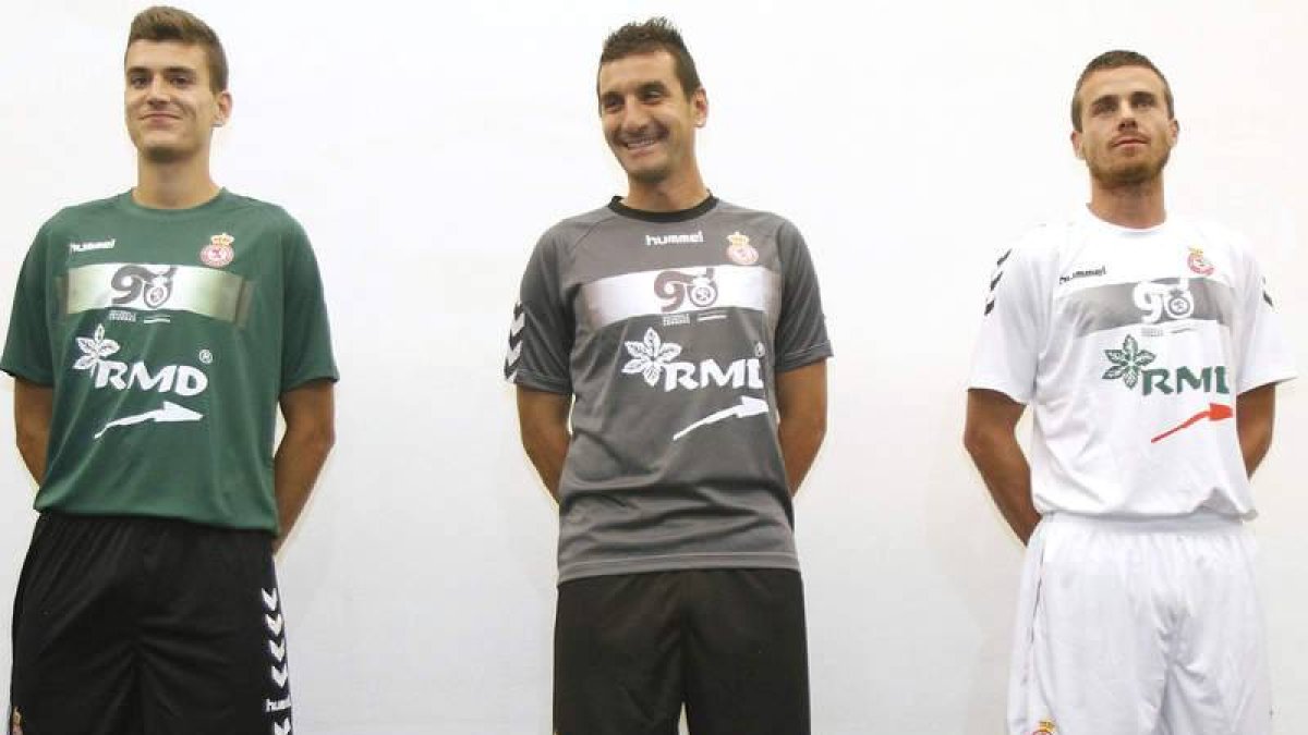 El acto del 90 aniversario sirvió también para presentar las nuevas equipaciones y a las dos últimas incorporaciones a la plantilla.