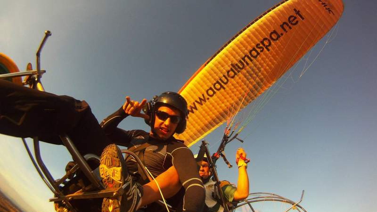 El bombero leonés Víctor Rodríguez ‘Moncho’ durante uno de sus vuelos en un entrenamiento con el paramotor.