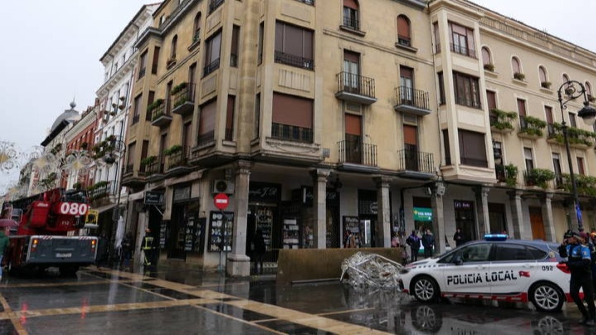 El repartidor de la Once se salvó al estar guarecido en los soportales del esquinazo de la Ancha con Regla. J. FERNÁNDEZ ZARDÓN