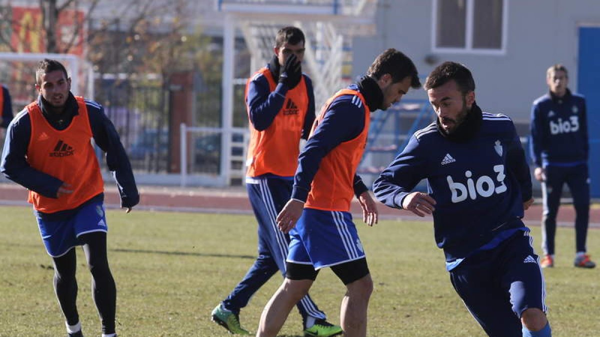 Los integrantes de la plantilla de la Deportiva preparan el partido frente al Alcorcón.