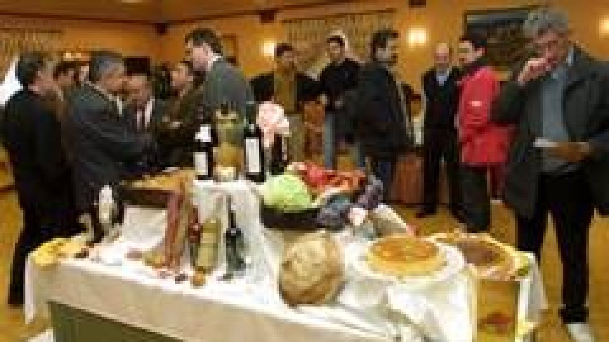 Algunos de los asistentes al acto minutos antes de que comenzara el discurso de inauguración