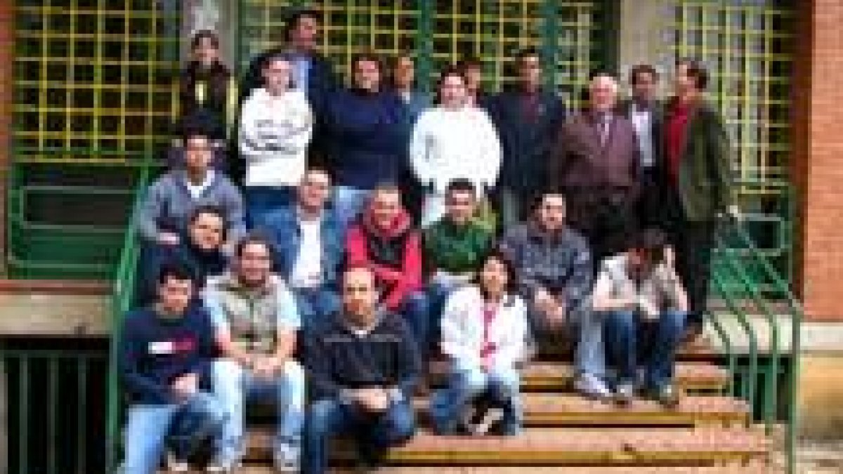 Los alumnos y monitores de la escuela taller posan antes de recibir sus diplomas