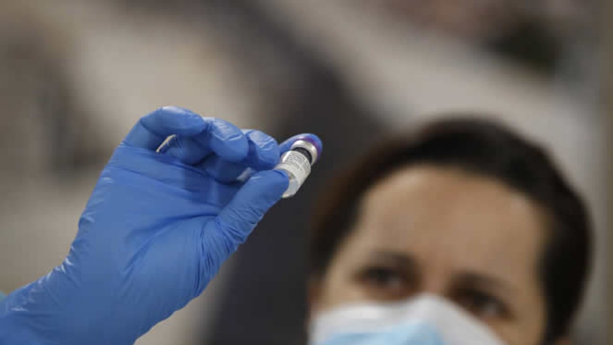 Sanitaria prepara una dosis de la vacuna