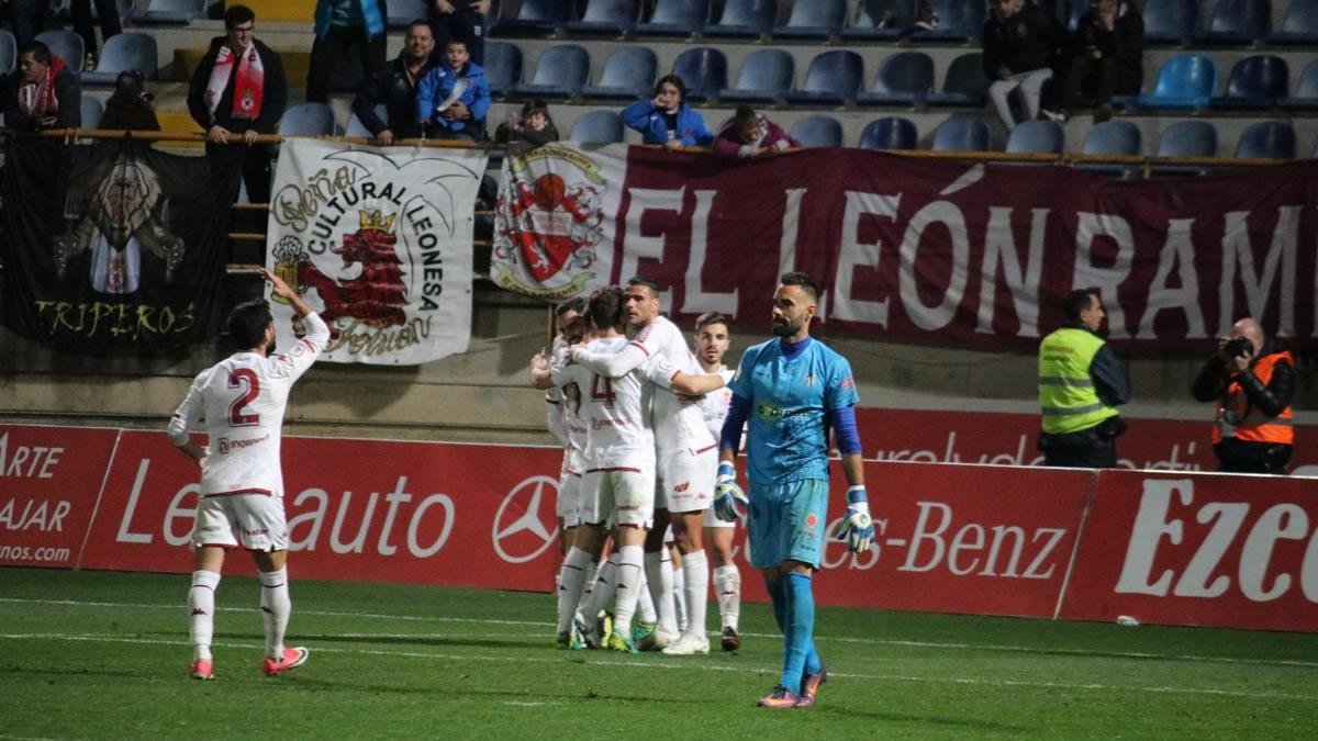 Los jugadores culturalistas celebran el gol de Eneko Capilla.