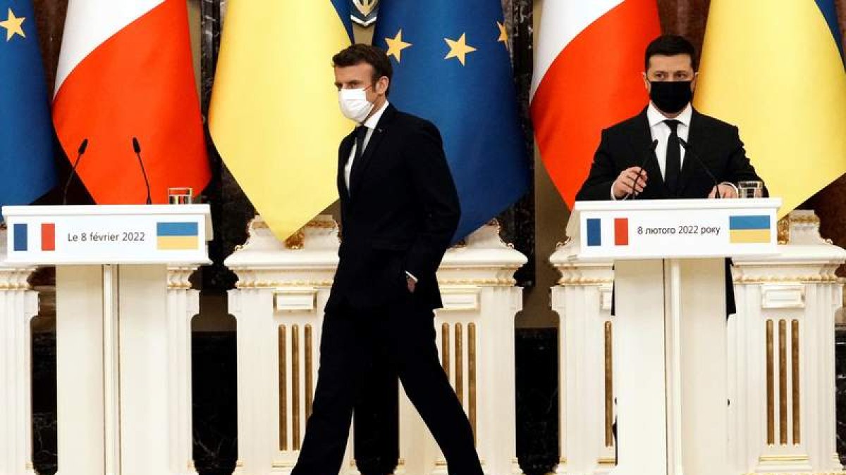Macron con el presidente de Ucrania, Volodymyr Zelensky, durante su reunión en Kiev. THIBAULT CAMUS