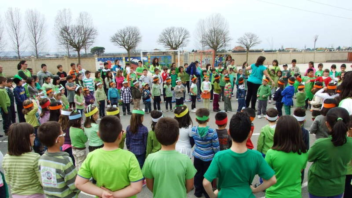 Alumnos de un centro docente leonés, durante las actividades habituales. DL