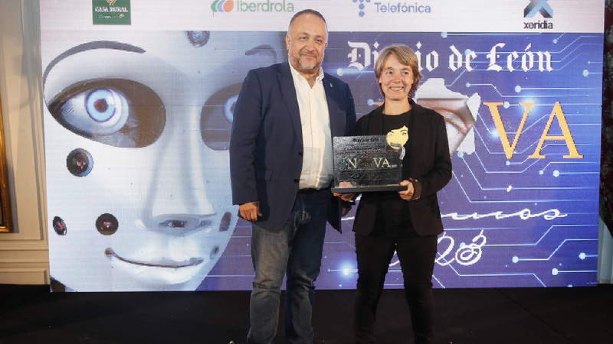 Elena Fernández, madre de Carmen Salvadores, recogió el premio de jóvenes valores de Gerardo Álvarez Courel. RAMIRO