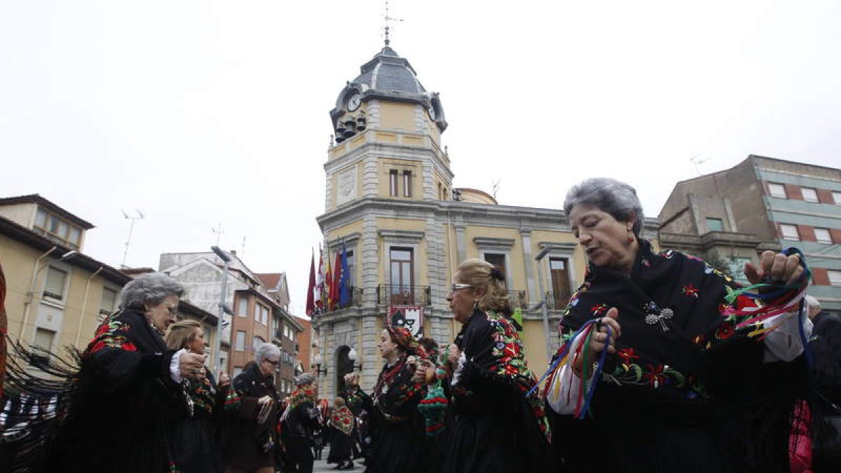 Las águedas de Santa María pusieron la nota folklórica a la plaza Mayor.