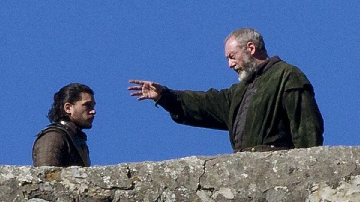 Los actores Kit Harington, como Jon Nieve, y Liam Cunningham, Lord Davos Seaworth en el rodaje de 'Juego de tronos' en San Juan de Gaztelugatxe.