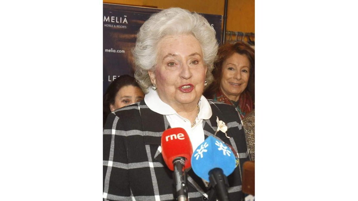 La infanta Pilar de Borbón habla con los medios.