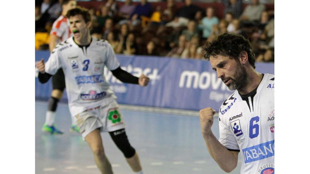 Juanín García, en primer plano, y Mario López, al fondo, no estarán ante el Dinamo de Bucarest. JESÚS F. SALVADORES