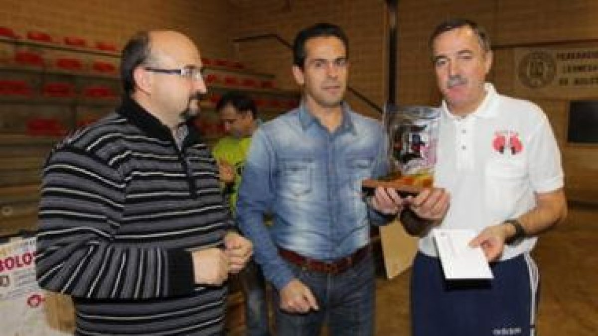El campeón Fernando Alonso, a la derecha, junto a Ángel Fraguas y Felipe Ramos de Diario de León.