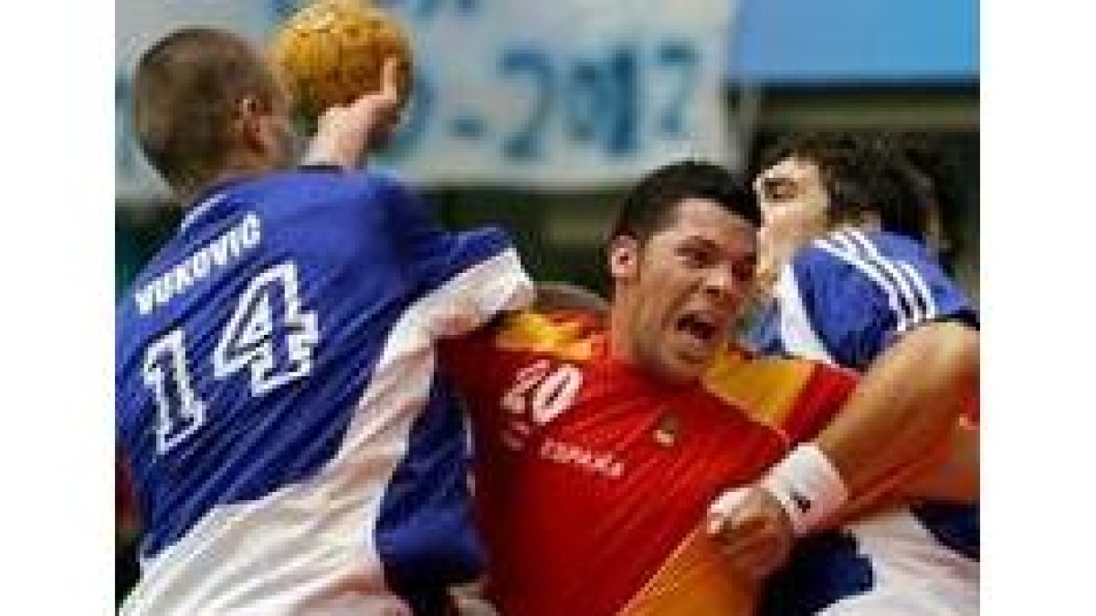 Chema Rodríguez intenta lanzar el balón ante la rocosa defensa croata